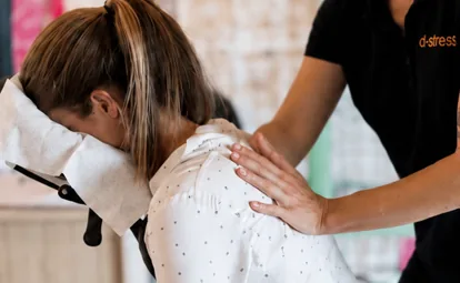Massage assis d-stress sur les épaules